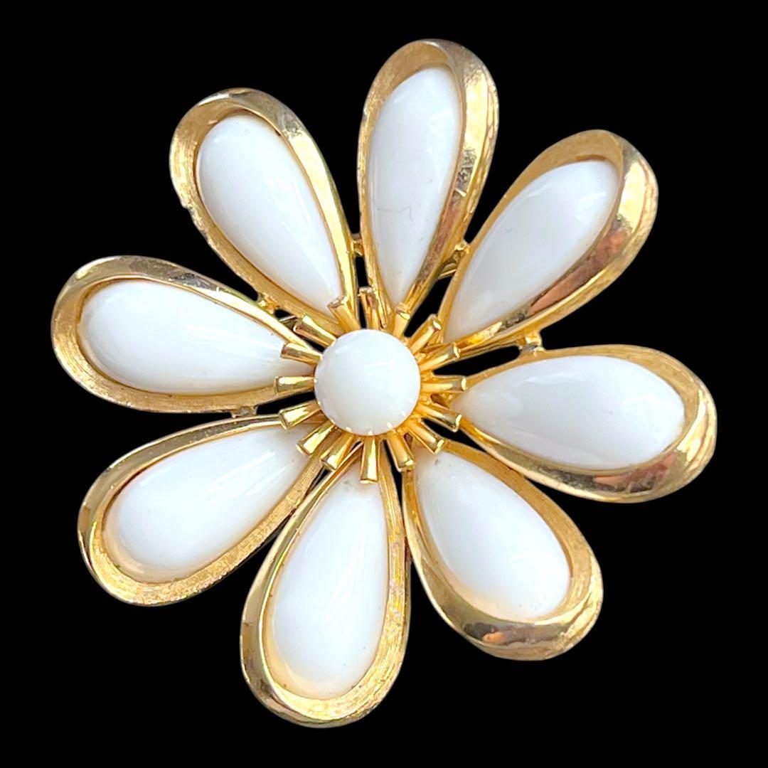 CROWN TRIFARI☆ミルクガラス＆トリファリウムツートンフラワーブローチ