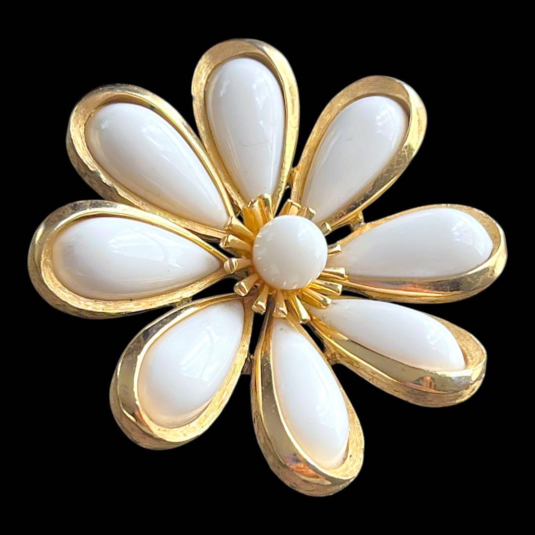 CROWN TRIFARI☆ミルクガラス＆トリファリウムツートンフラワーブローチ