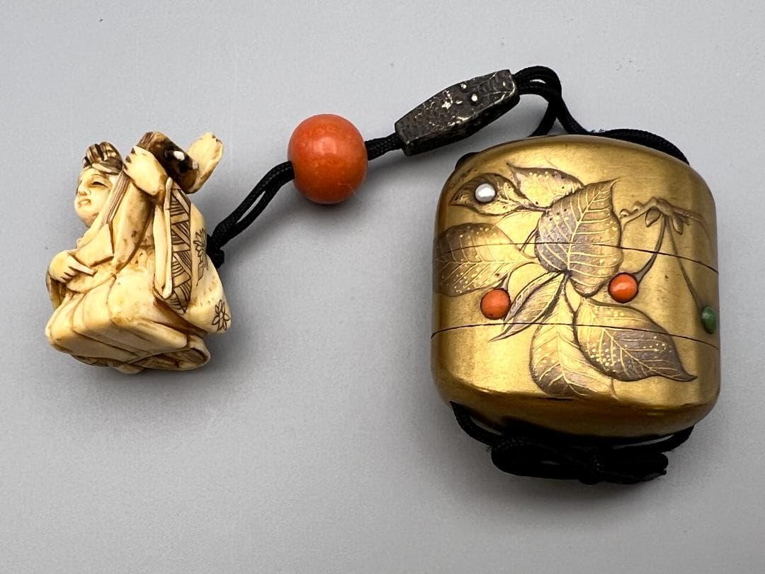 蒔絵三段印籠 在銘 花草蒔絵 金梨地 珊瑚翡翠真珠象嵌 牙根付 本珊瑚 緒締