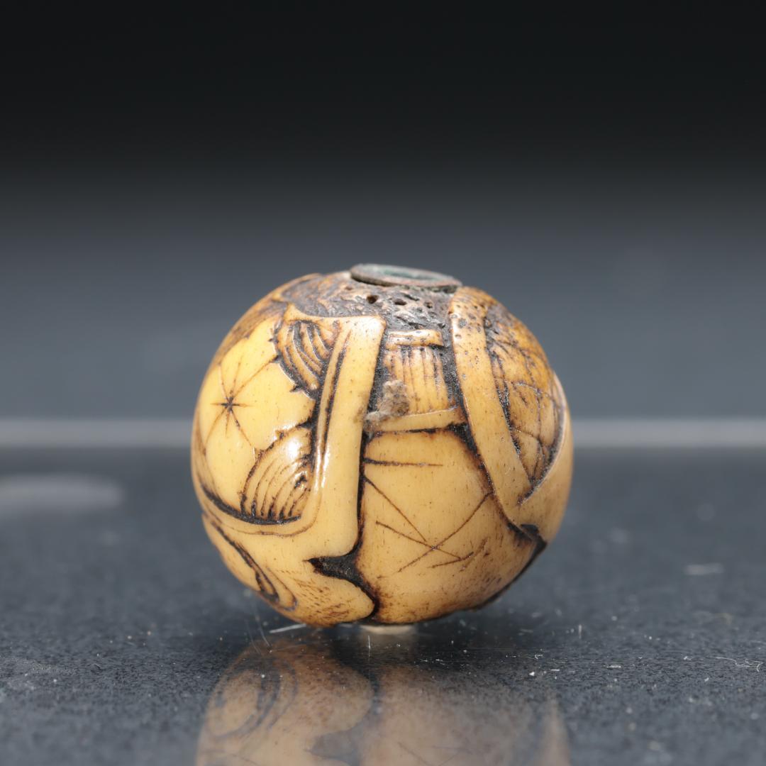 緒締め玉　花菱文様　鹿角　骨董　胴乱　印籠 　R1447