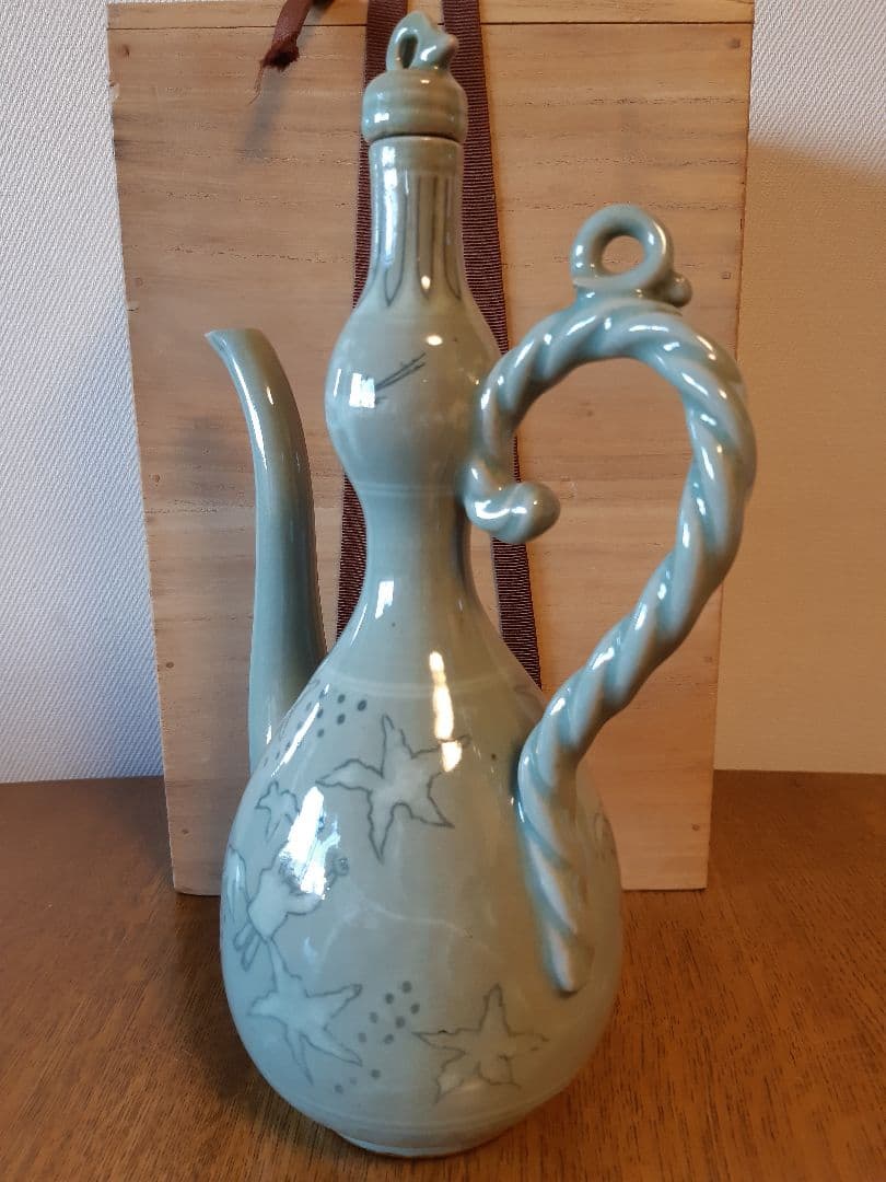 魅力的な陶器の水差し(水注)