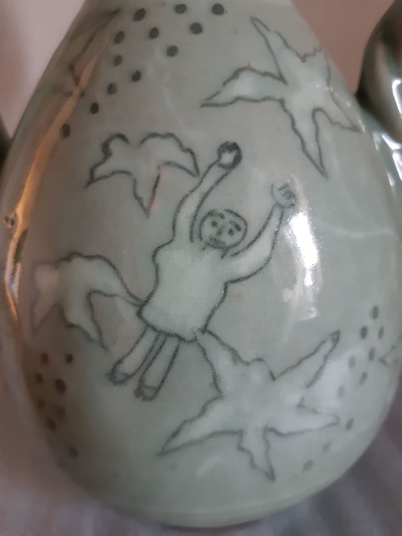 魅力的な陶器の水差し(水注)