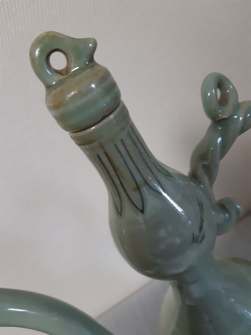 魅力的な陶器の水差し(水注)