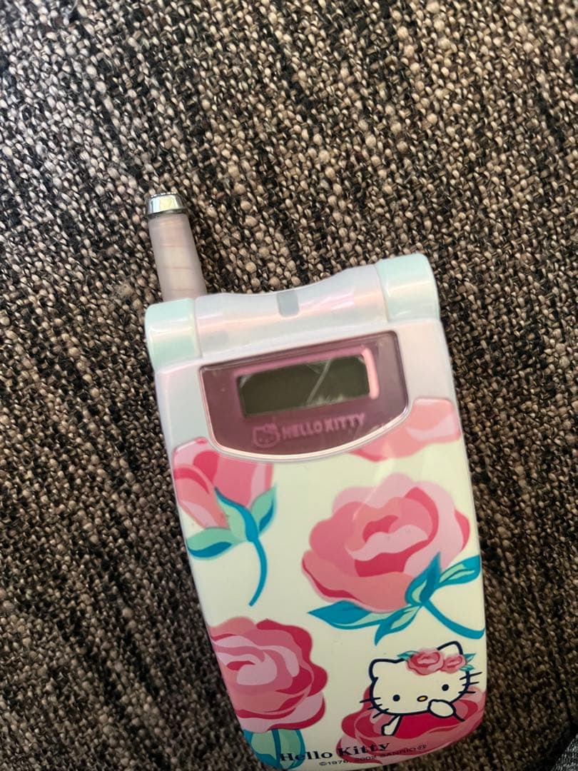 Hello Kitty 折りたたみ携帯電話　au