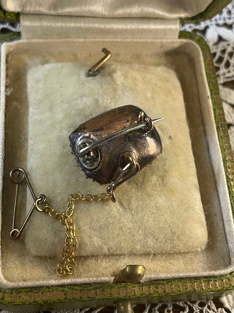 イギリスアンティーク エメラルドグリーン ブローチ ペースト