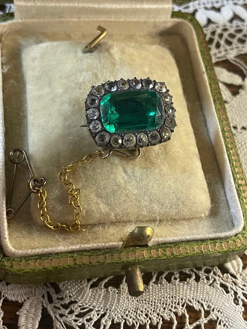 イギリスアンティーク エメラルドグリーン ブローチ ペースト