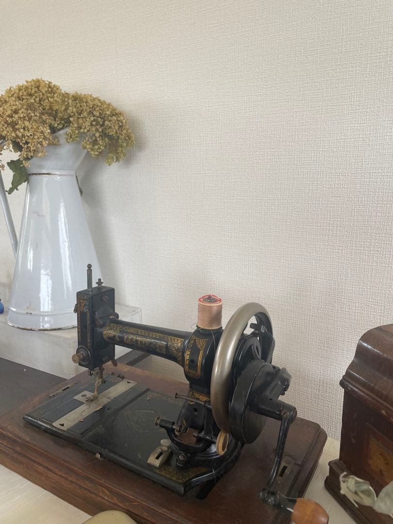 アンティークミシン 手回し式 木製ケース、鍵付き