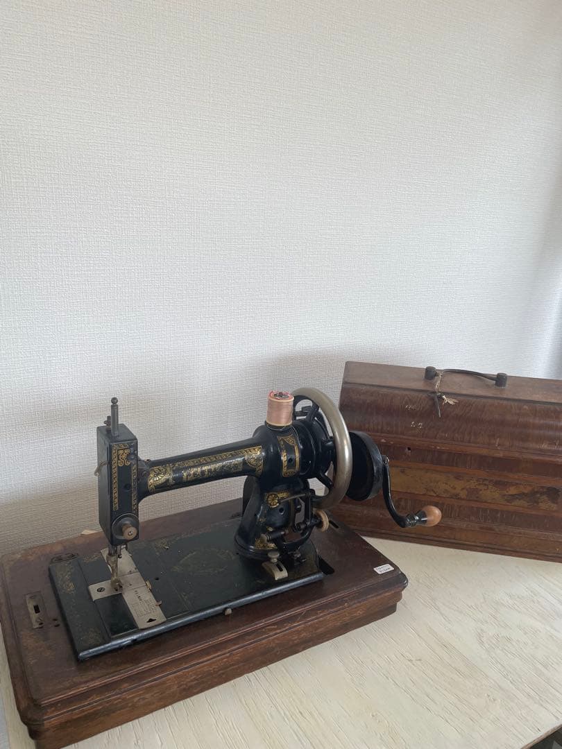 アンティークミシン 手回し式 木製ケース、鍵付き