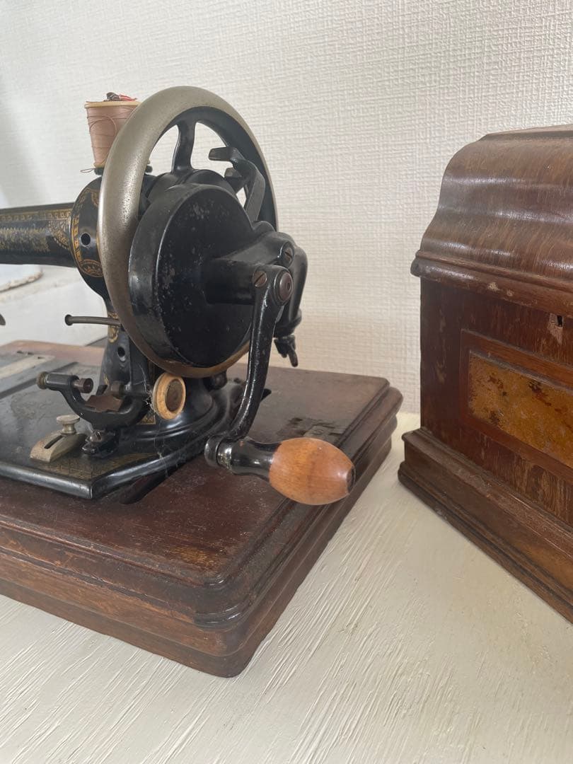 アンティークミシン 手回し式 木製ケース、鍵付き