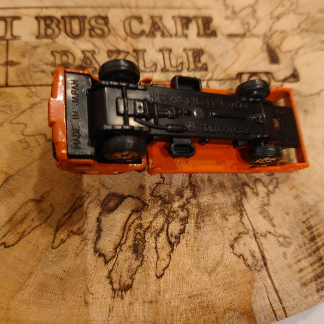 赤箱トミカ 56　UDトラックス コンドルブルドーザーキャリア　日本製