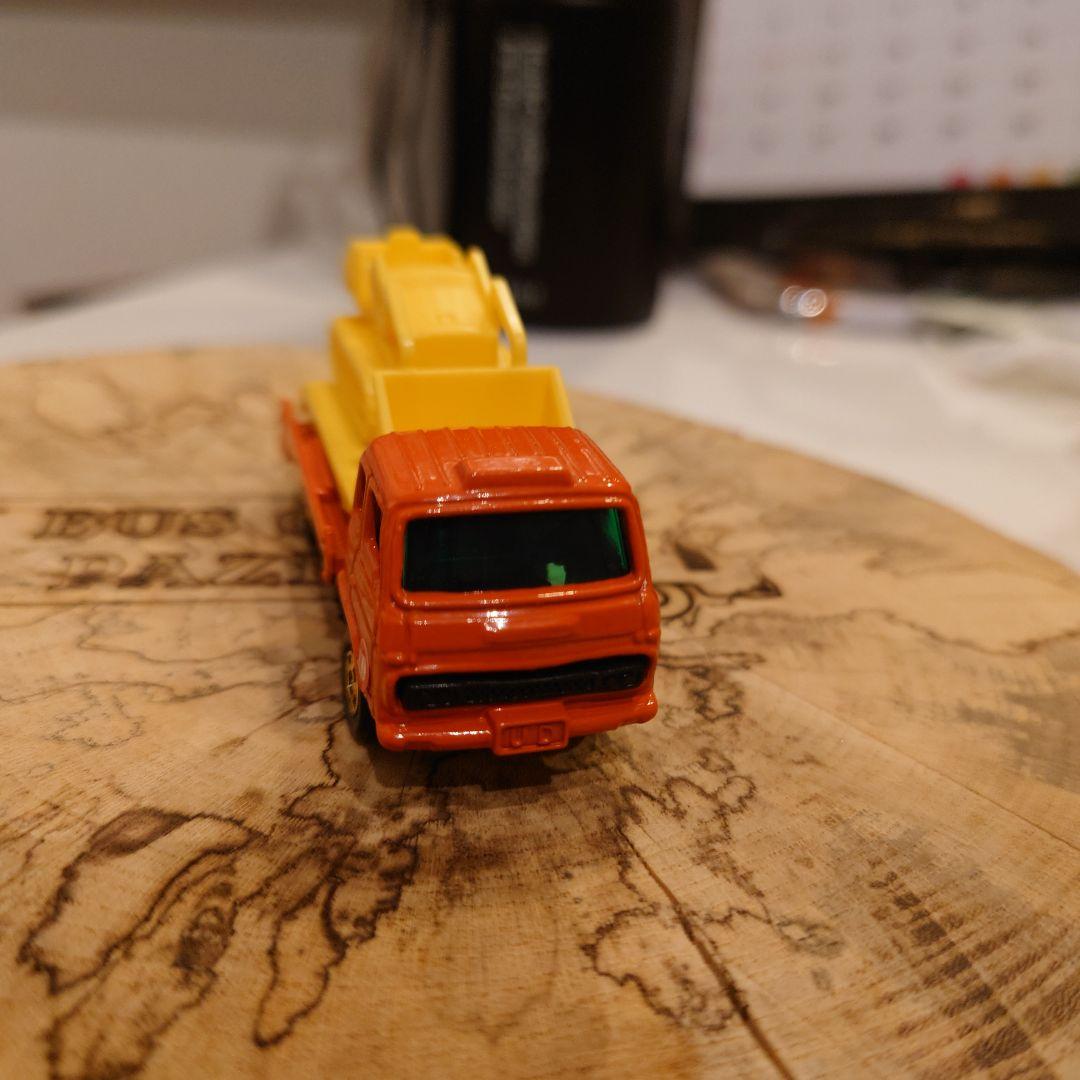 赤箱トミカ 56　UDトラックス コンドルブルドーザーキャリア　日本製