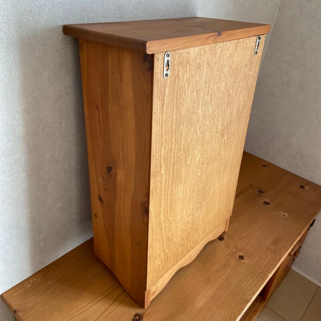 カントリー調　壁掛け木製キャビネット