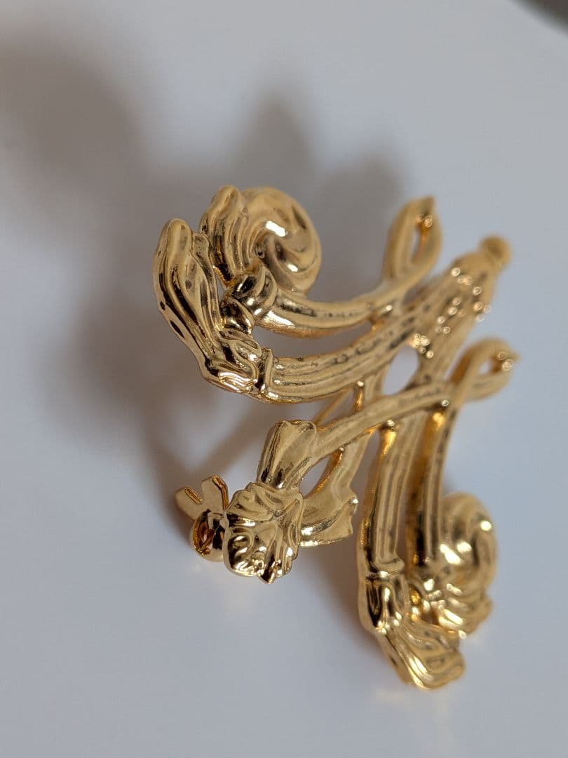 新品最強インフルエンサー王妃マリーアントワネットモノグラムブローチルーブル美術館