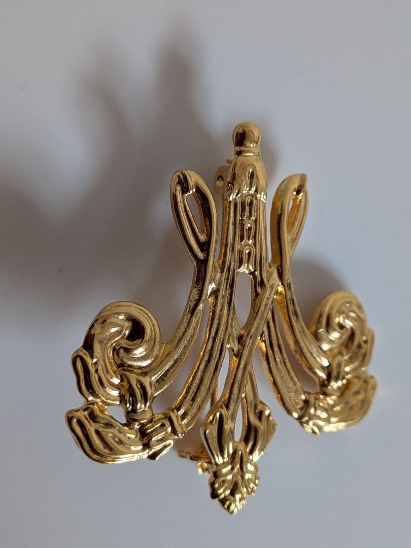 新品最強インフルエンサー王妃マリーアントワネットモノグラムブローチルーブル美術館