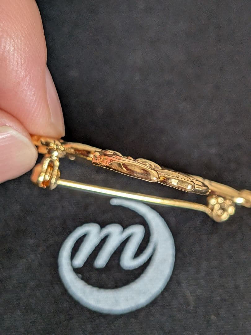 新品最強インフルエンサー王妃マリーアントワネットモノグラムブローチルーブル美術館