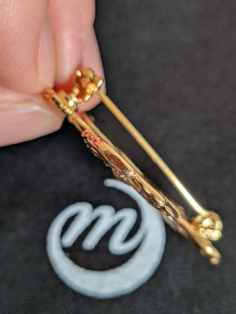 新品最強インフルエンサー王妃マリーアントワネットモノグラムブローチルーブル美術館