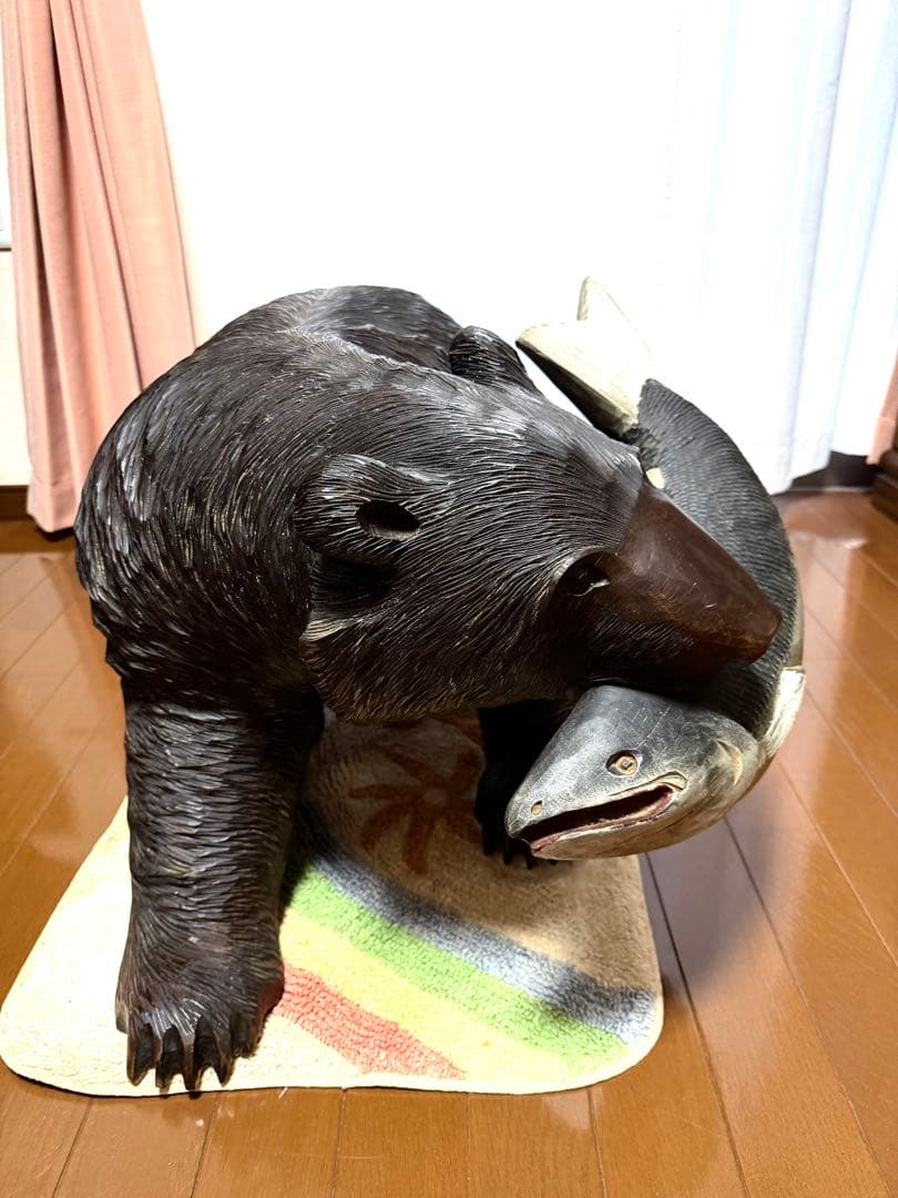 木製クマの魚持ち装飾品　特大サイズ