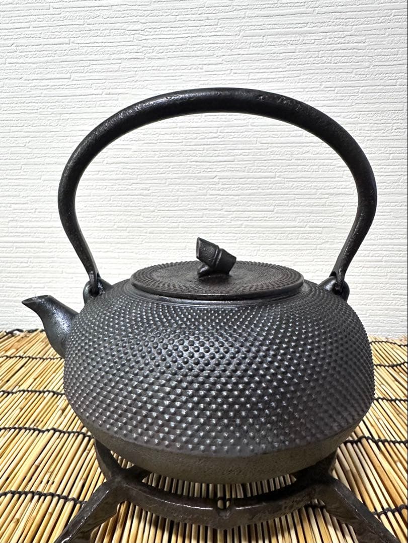 ＵＳＥＤ、良品　南部秀山堂　佐藤 勝弘作　１５型アラレ　鉄瓶　南部鉄瓶　南部鉄器