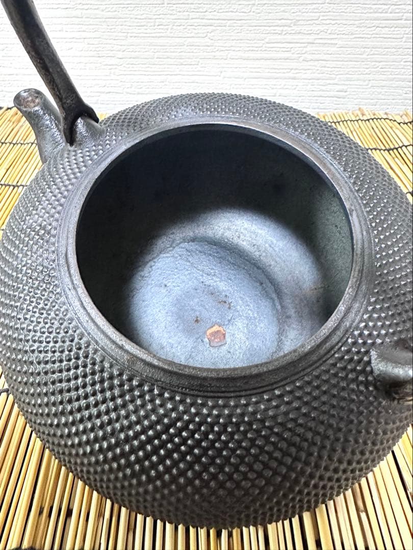 ＵＳＥＤ、良品　南部秀山堂　佐藤 勝弘作　１５型アラレ　鉄瓶　南部鉄瓶　南部鉄器