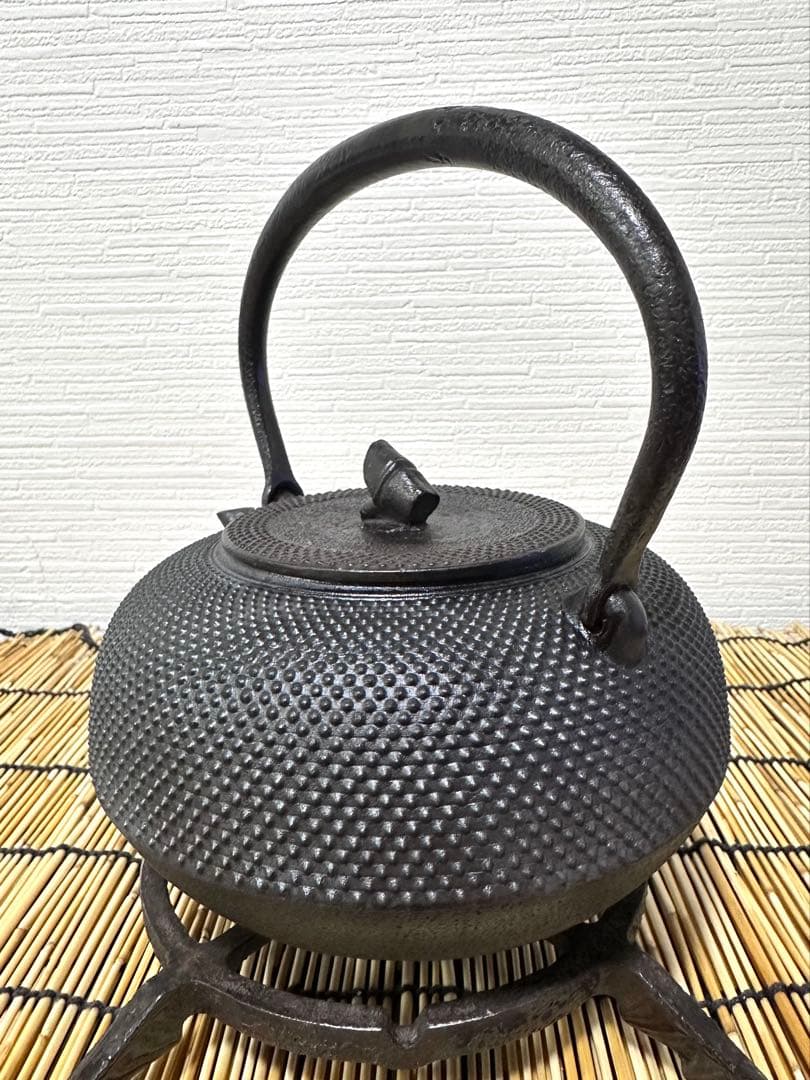 ＵＳＥＤ、良品　南部秀山堂　佐藤 勝弘作　１５型アラレ　鉄瓶　南部鉄瓶　南部鉄器