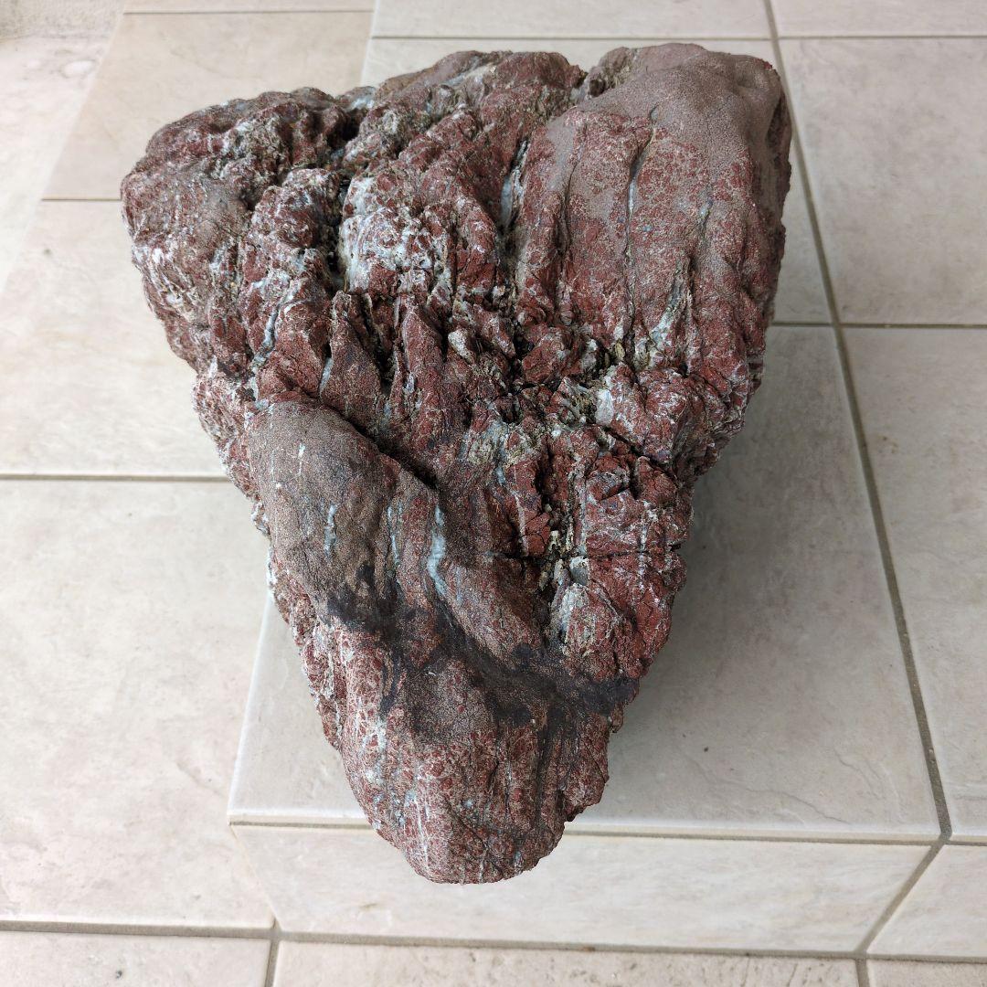 赤石 原石 特大29kg 龍顔 未加工品 多数の石英流れ 希少、レア品