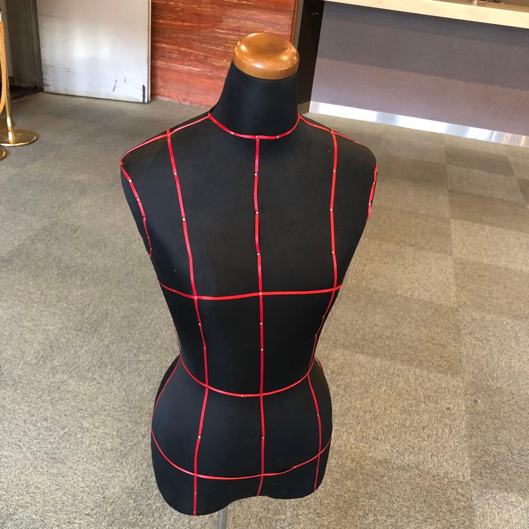 アンテイークなシックな赤色ボディライン入りトルソー 針打てますボディトルソー