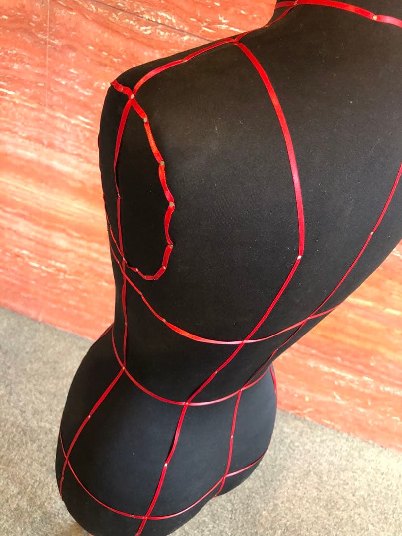 アンテイークなシックな赤色ボディライン入りトルソー 針打てますボディトルソー