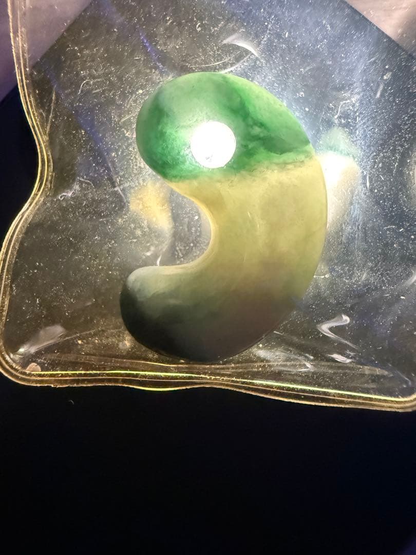 糸魚川産‼️ 濃緑色翡翠勾玉の最高峰‼️ 圧砕勾玉‼️高級‼️11.2g‼️破格出品‼️