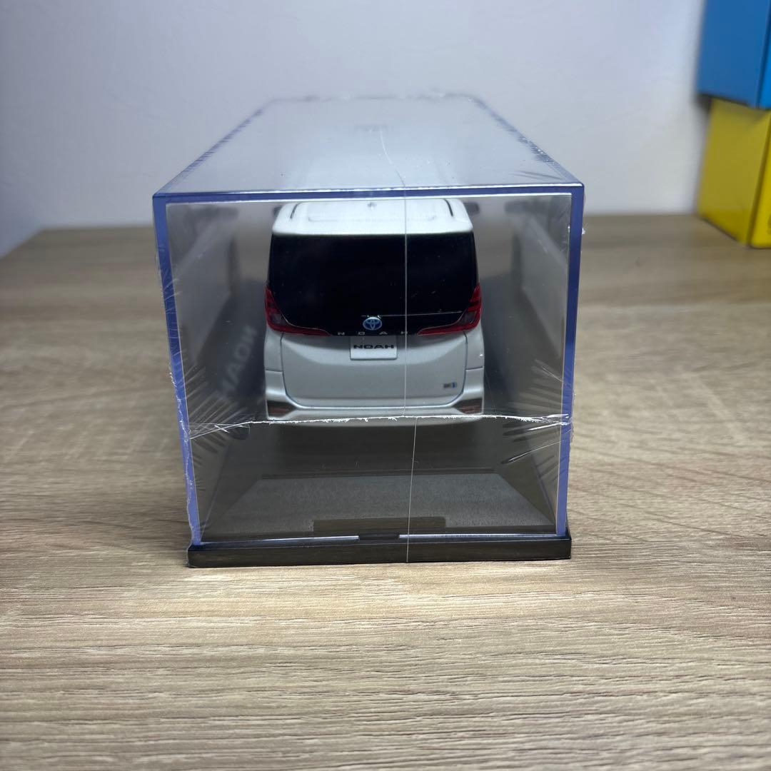 【未開封】トヨタ ノア ホワイトパール 1/30 カラーサンプルミニカー 非売品