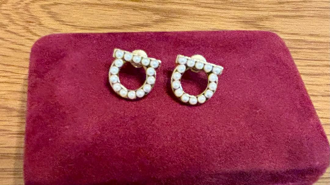 【美品】Ferragamo ガンチーニ パールピアス フェラガモ ゴールド