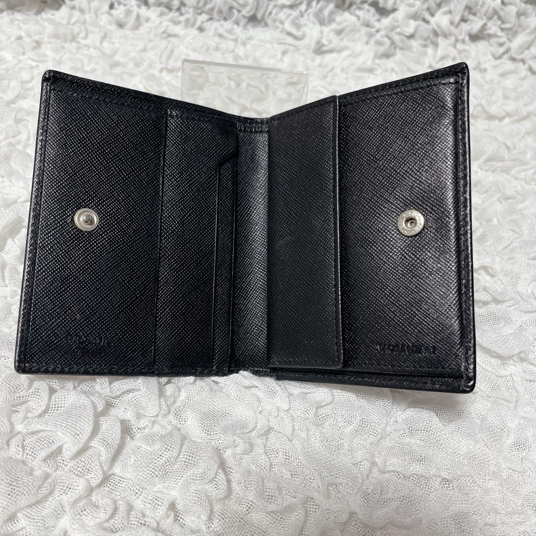 美品✨PRADA サフィアーノ　二つ折り財布　コンパクトウォレット　レザー　黒
