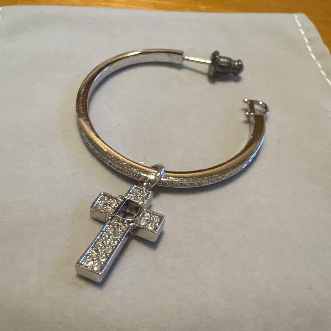 Dior フープピアス 十字架モチーフ