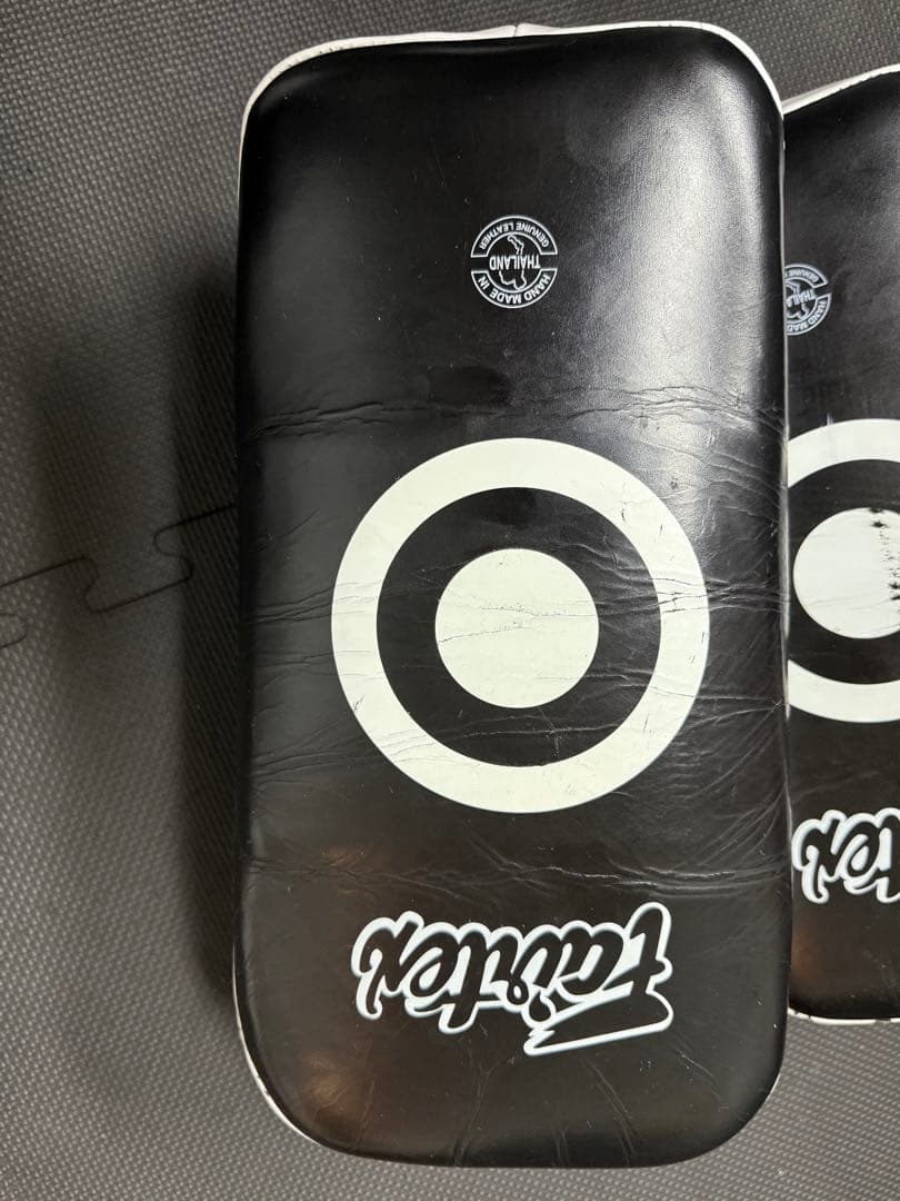 Fairtex キックミット 白黒赤