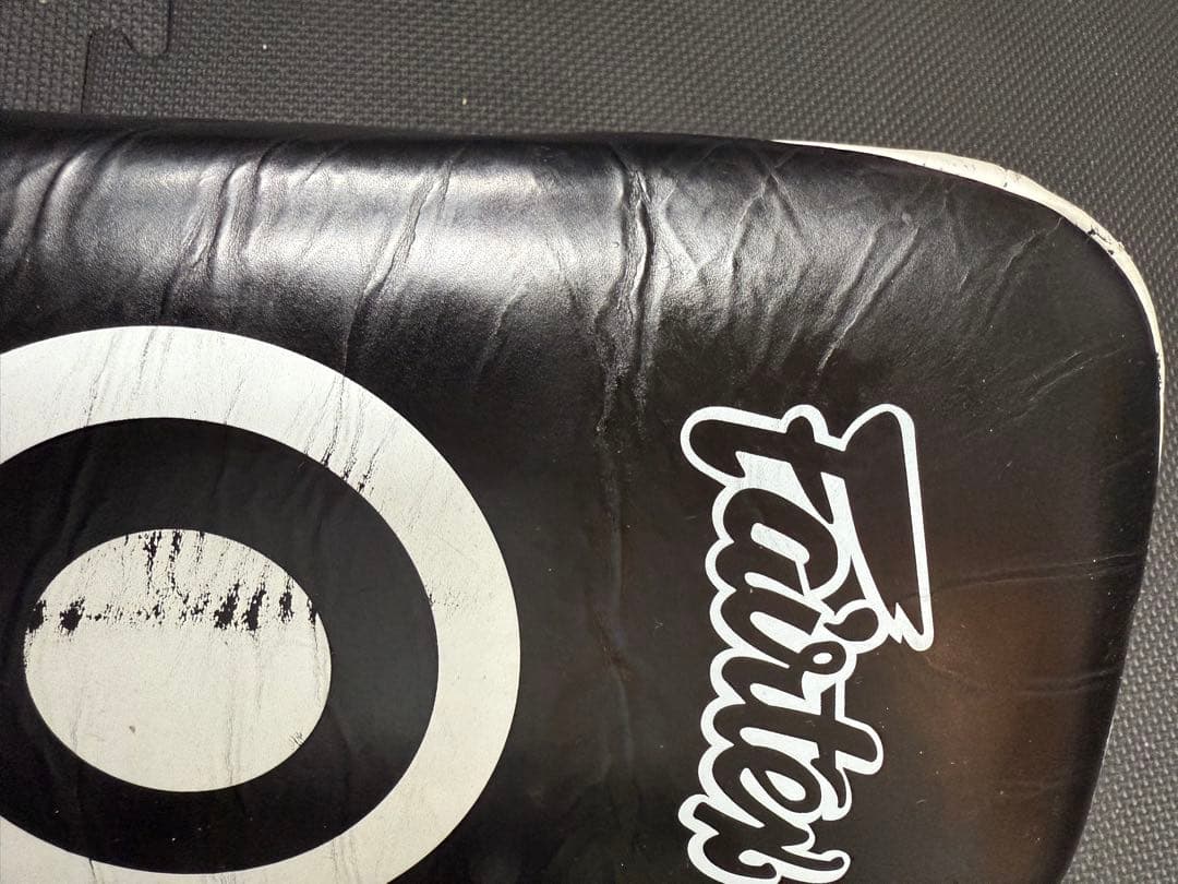 Fairtex キックミット 白黒赤
