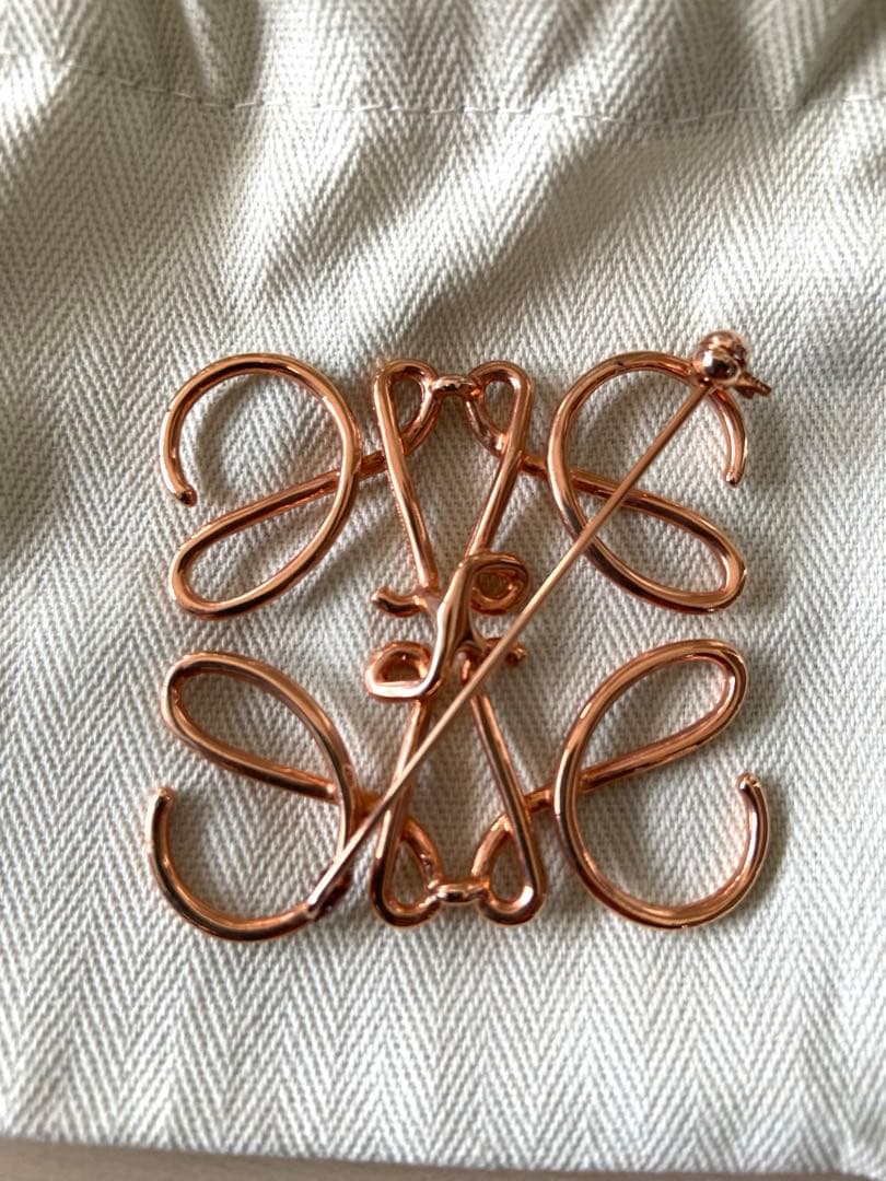 美品✨LOEWE アナグラム　ブローチ　ローズゴールド