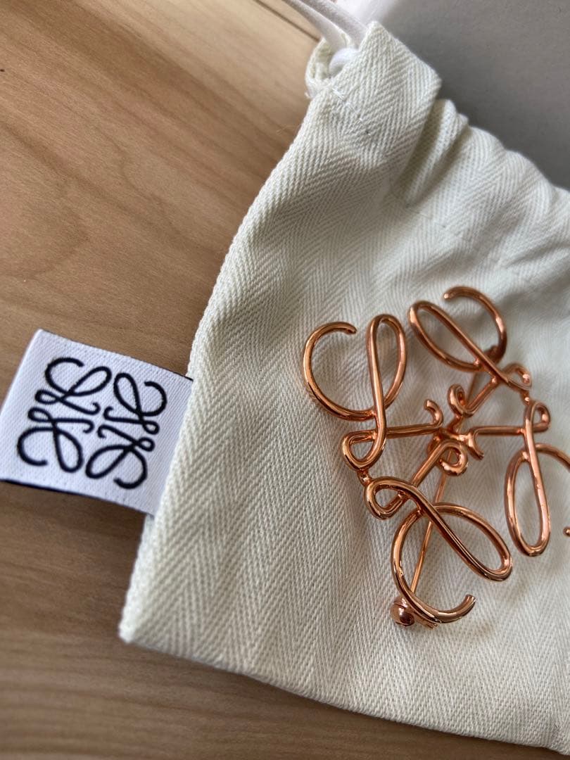 美品✨LOEWE アナグラム　ブローチ　ローズゴールド