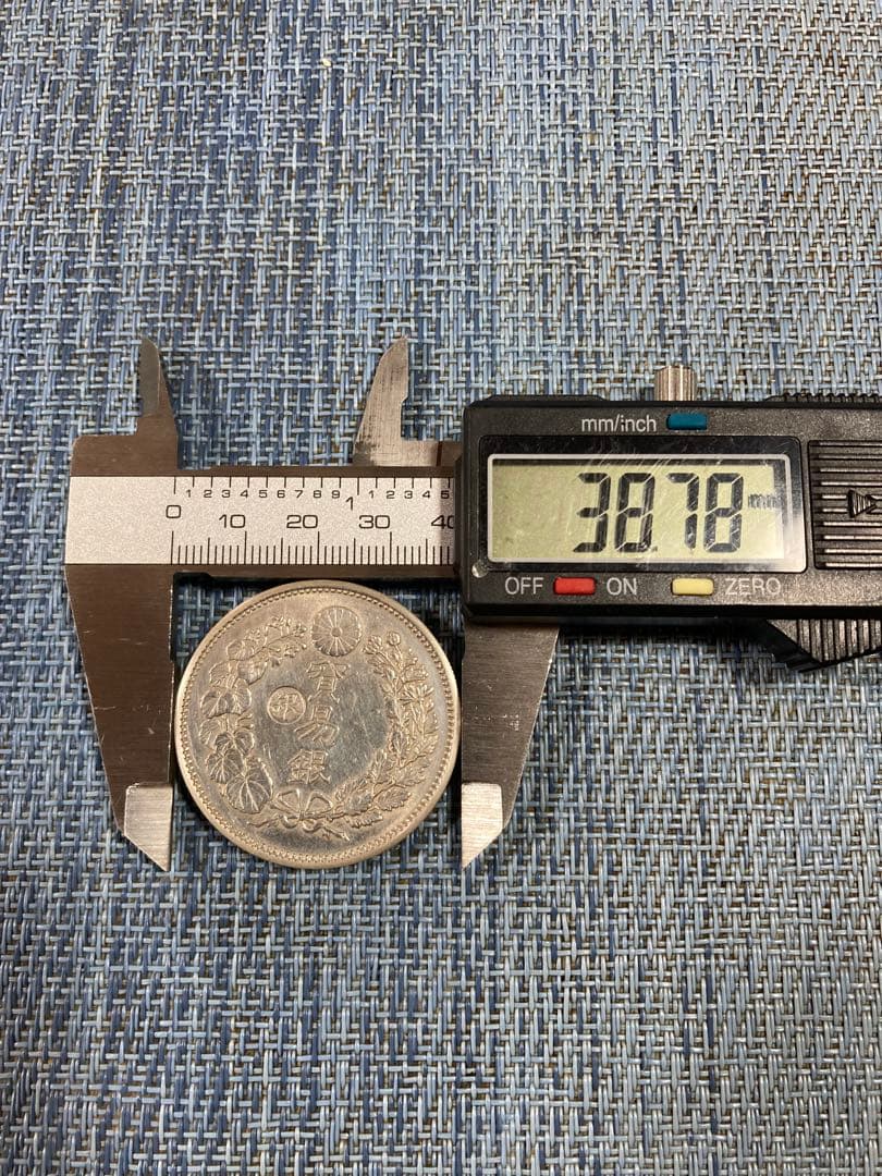貿易銀　明治八年　左丸銀　　　　　約38.78㎜　約27.16g