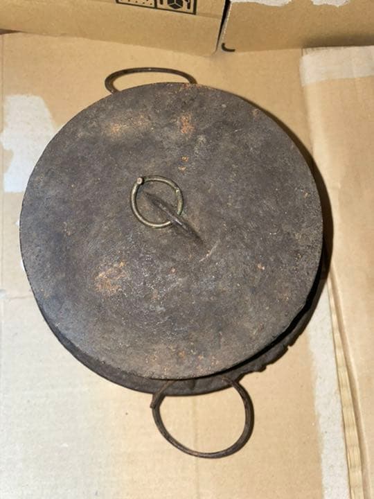 茶釜？　ご飯釜？　鉄器　骨董　アンティーク　釜　金寿堂　だと思います。