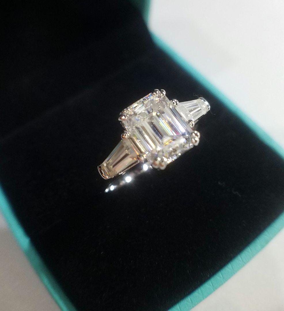 新春セール♡最高級モアサナイト　2カラット　エメラルドカット　3ストーンリング