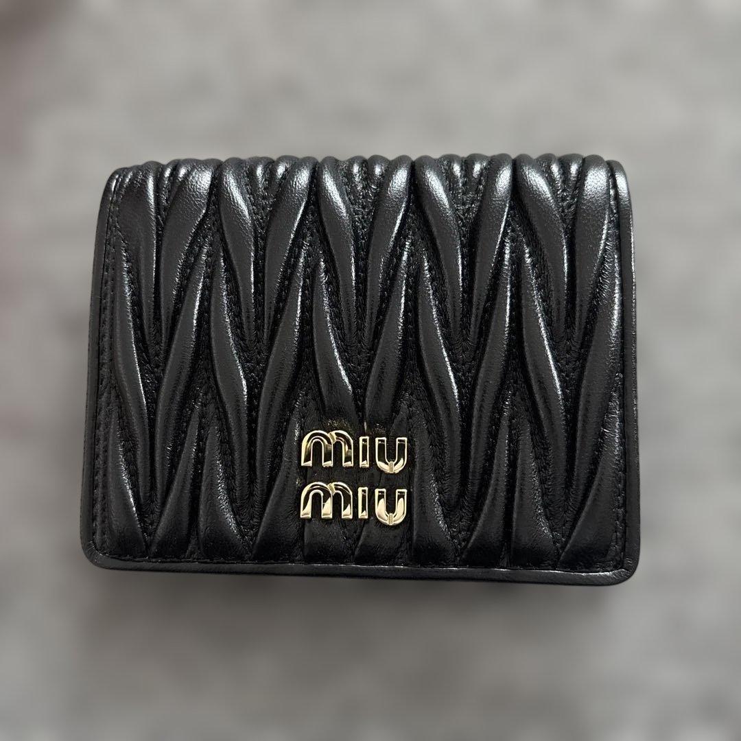 miu miu マテラッセブラック 二つ折り財布