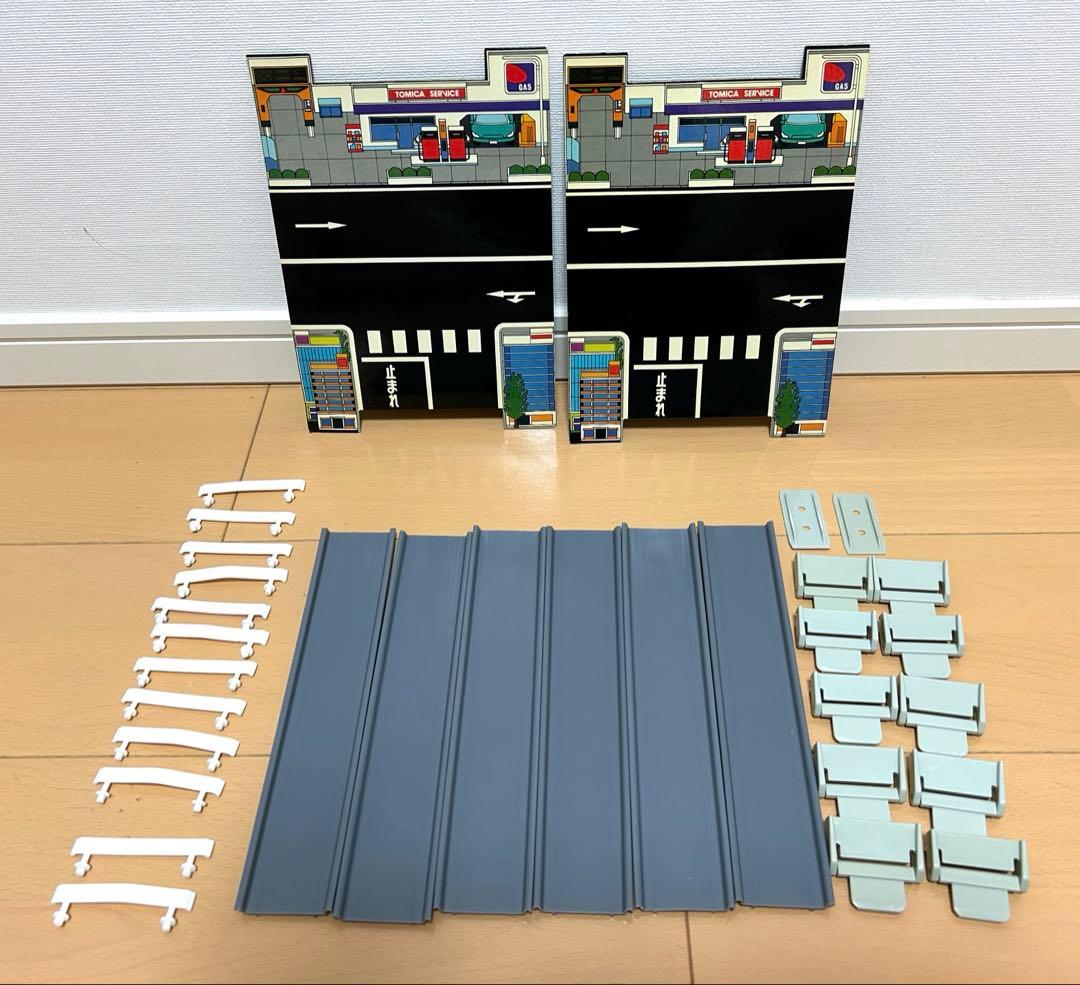 ミニカー（トミカ46台、siku14台、その他9台）と駐車場3個セット