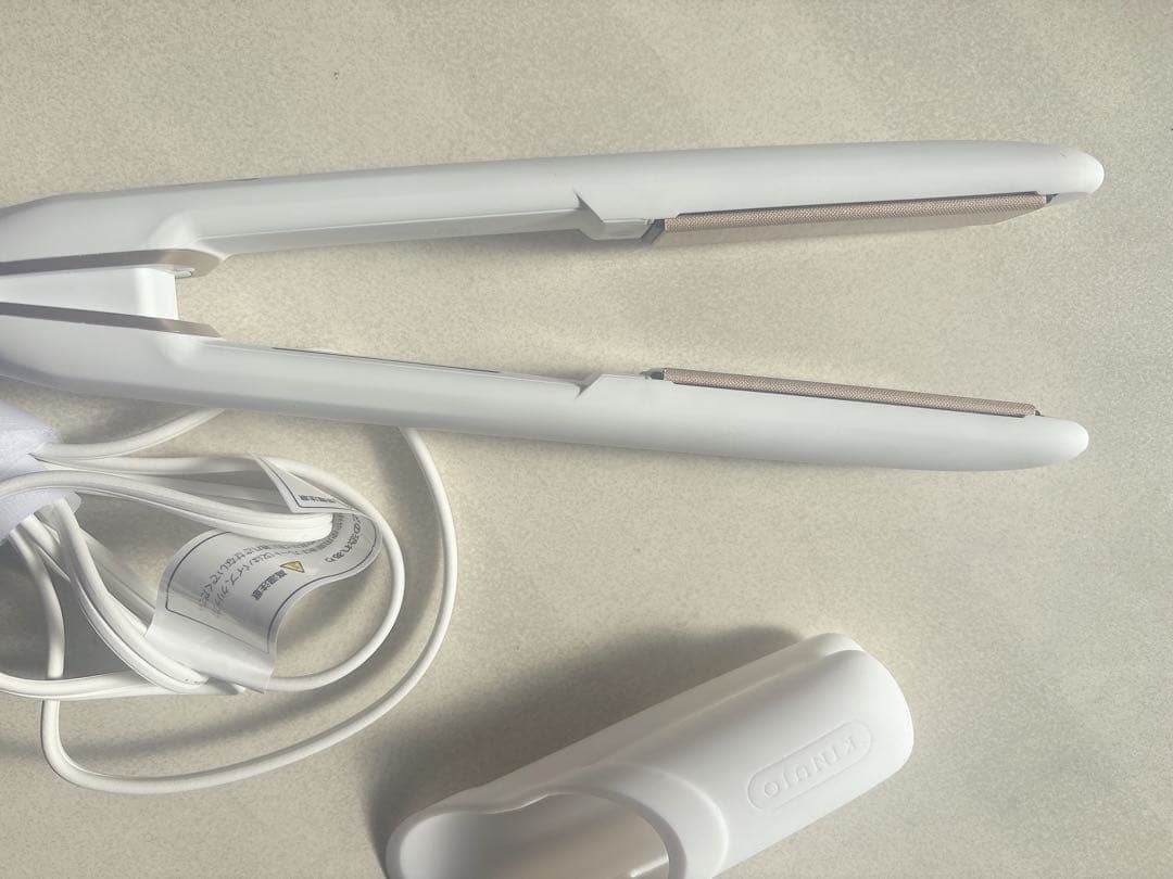 ☆1度のみ使用☆KINUJO 絹女 ストレートアイロン　ホワイト