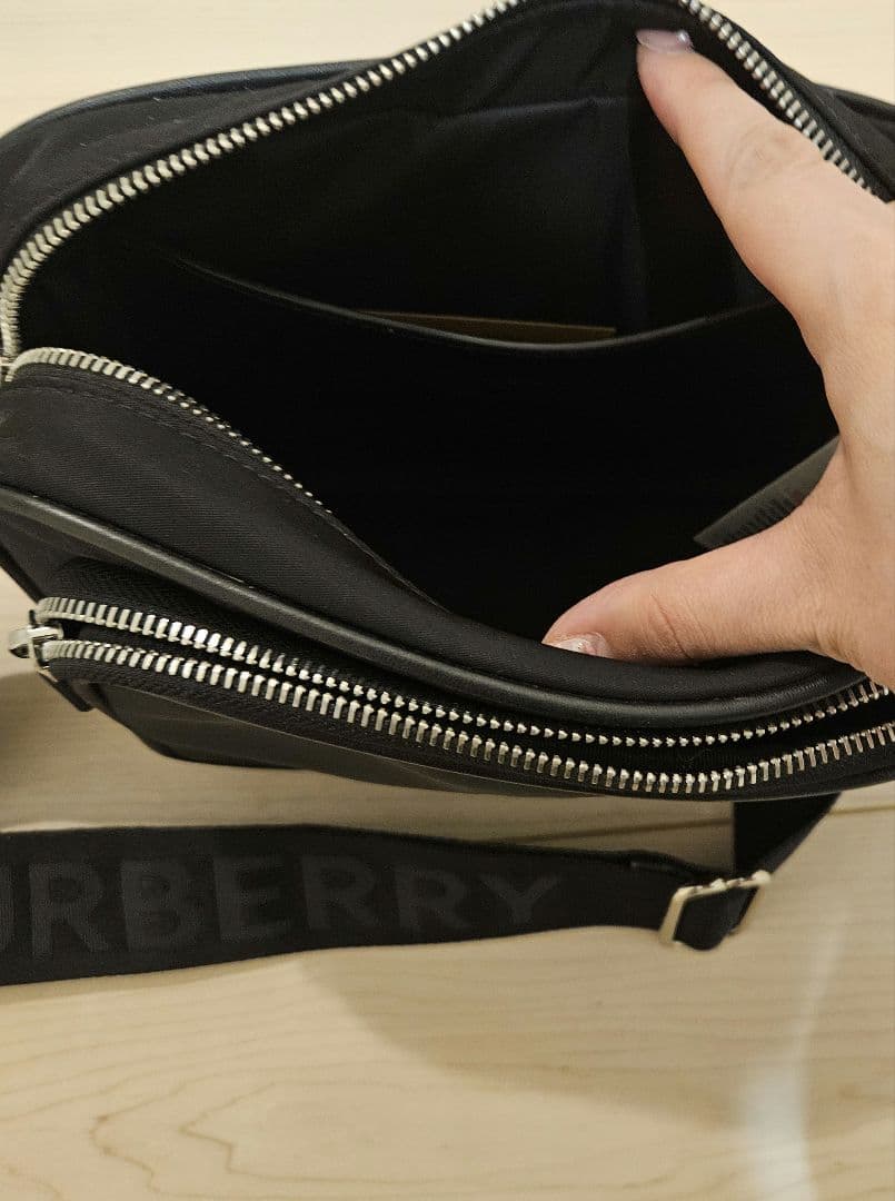 Burberry ブラック ショルダーバッグ