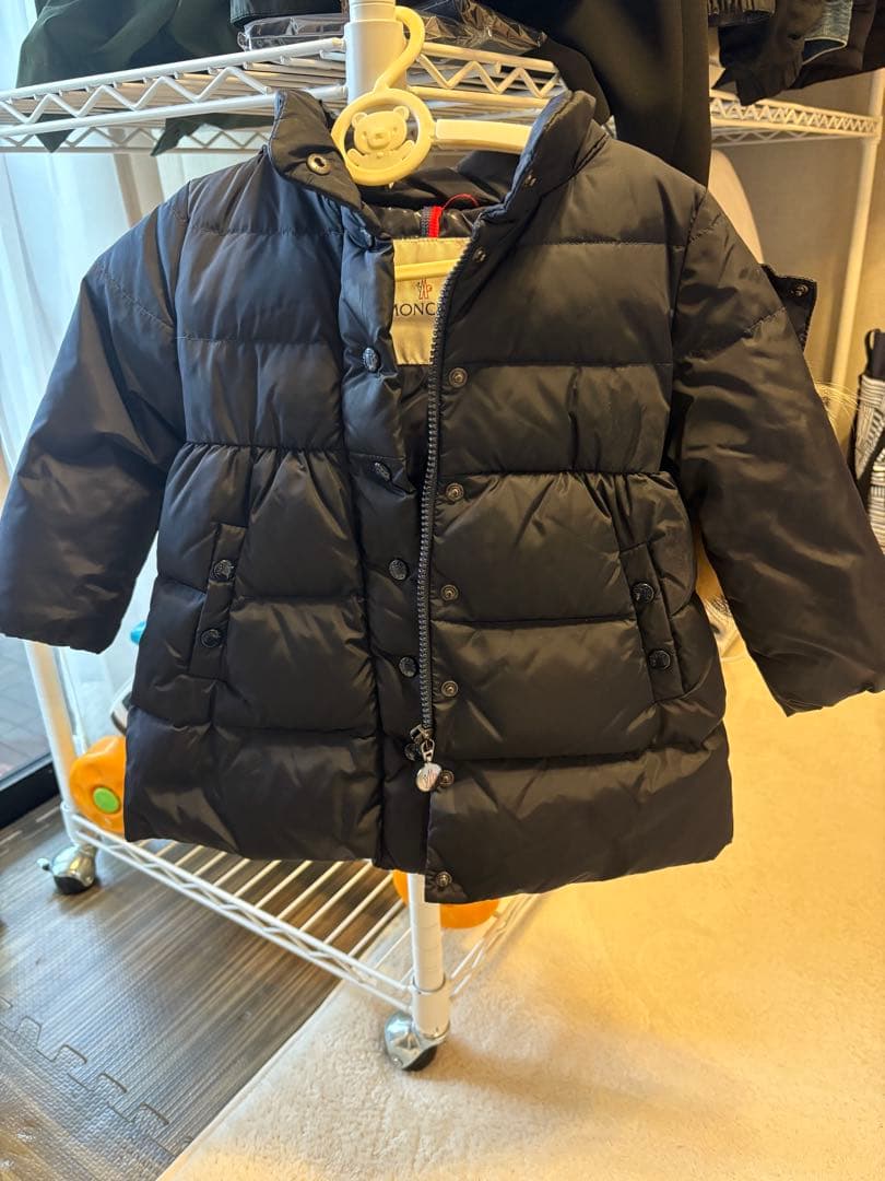 モンクレール黒いダウンコート 取り外し可能なファーフード付き