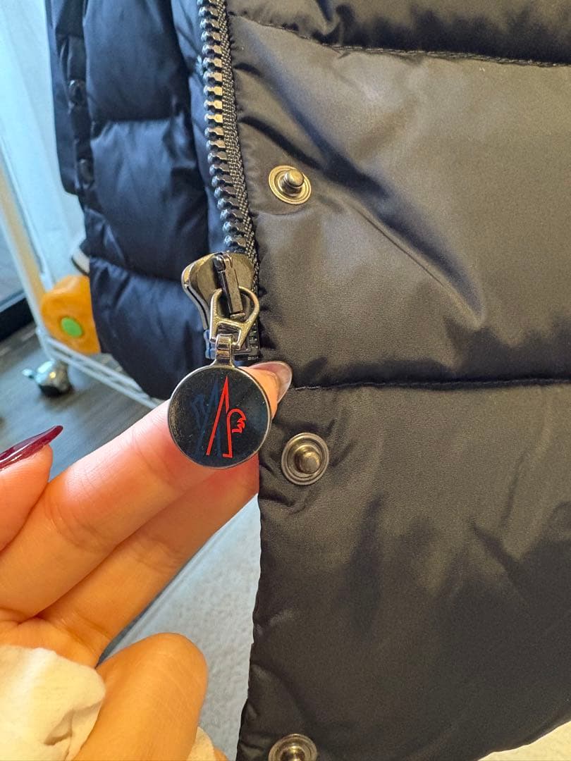 モンクレール黒いダウンコート 取り外し可能なファーフード付き