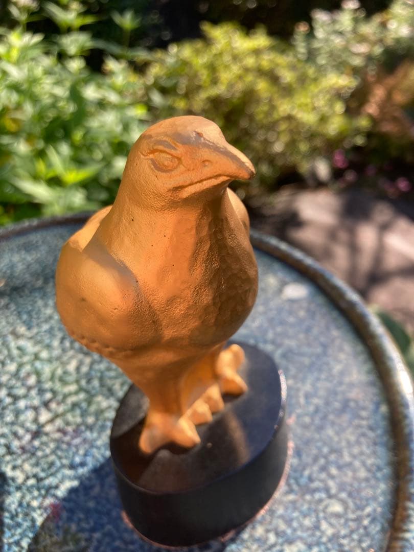 金色の鷹の彫刻 木箱付き