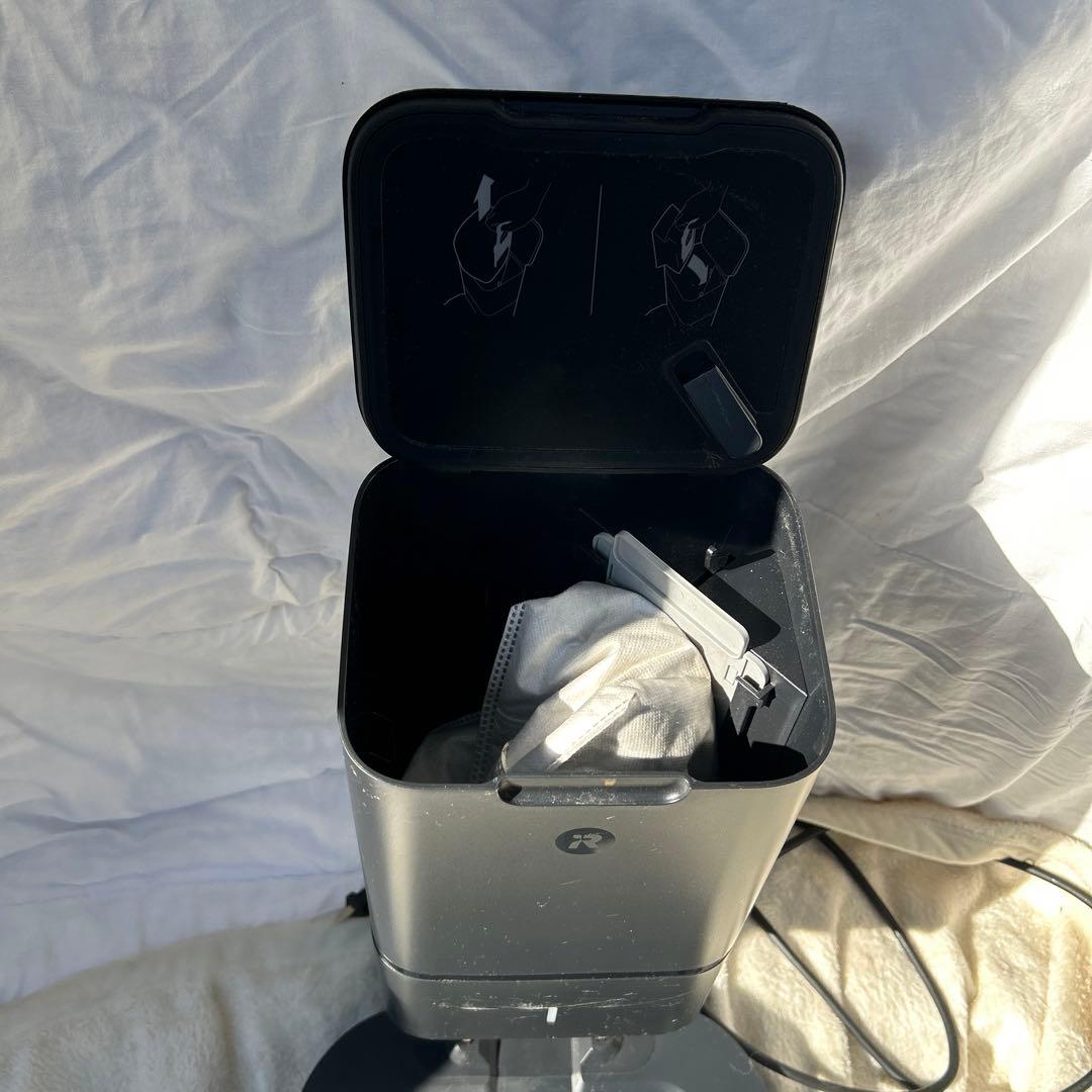 ト*ン様 ロボット掃除機本体 ブラック 充電スタンド付き　ROOMBA ｉ3