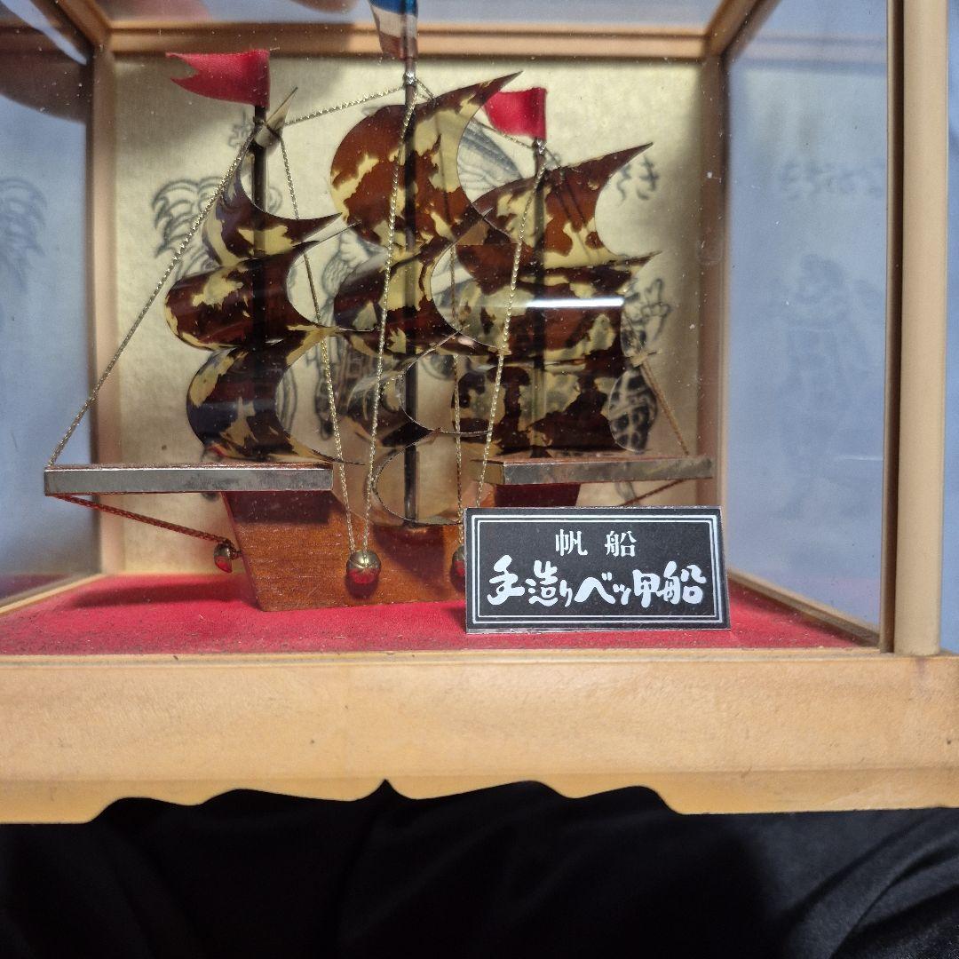 小型漆製帆船模型