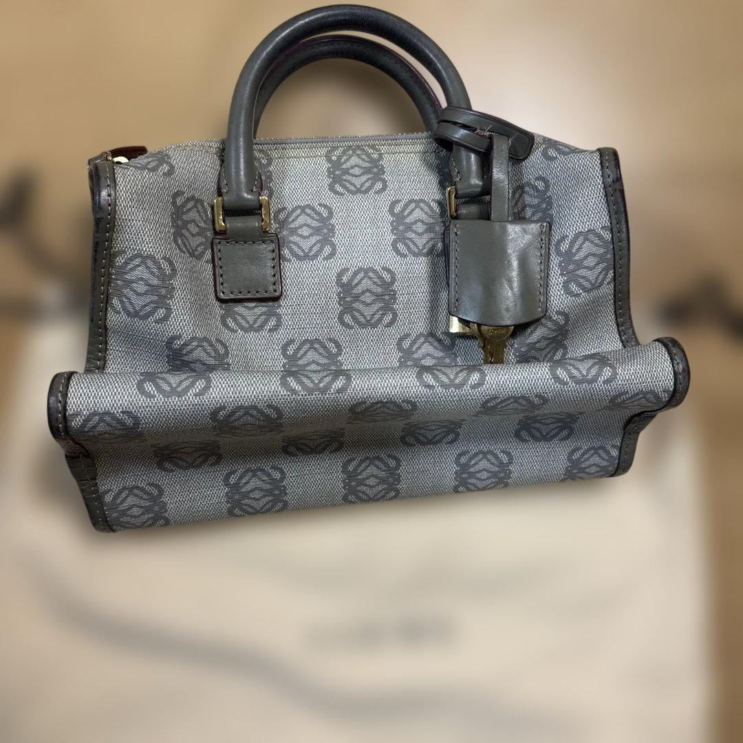 LOEWE グレー ロゴデザイン ハンドバッグ