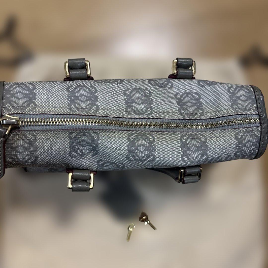 LOEWE グレー ロゴデザイン ハンドバッグ